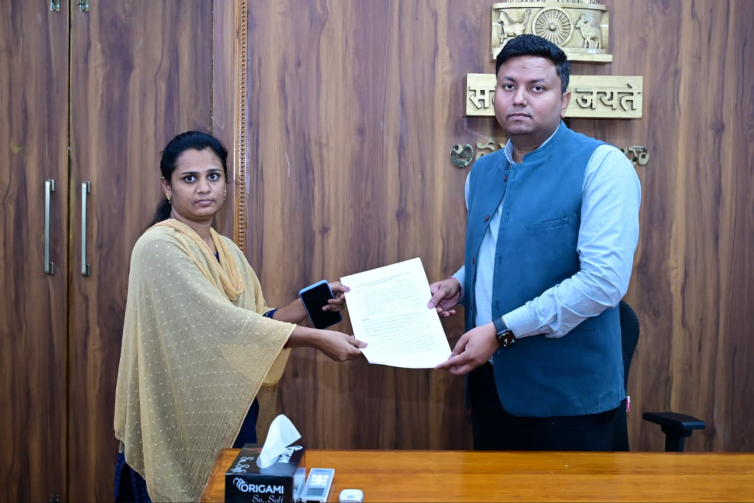 దేశ సేవకు గౌరవం.. వీర జవాన్ కుటుంబానికి, మాజీ సైనికుడికి ఇంటి స్థలాల మంజూరు